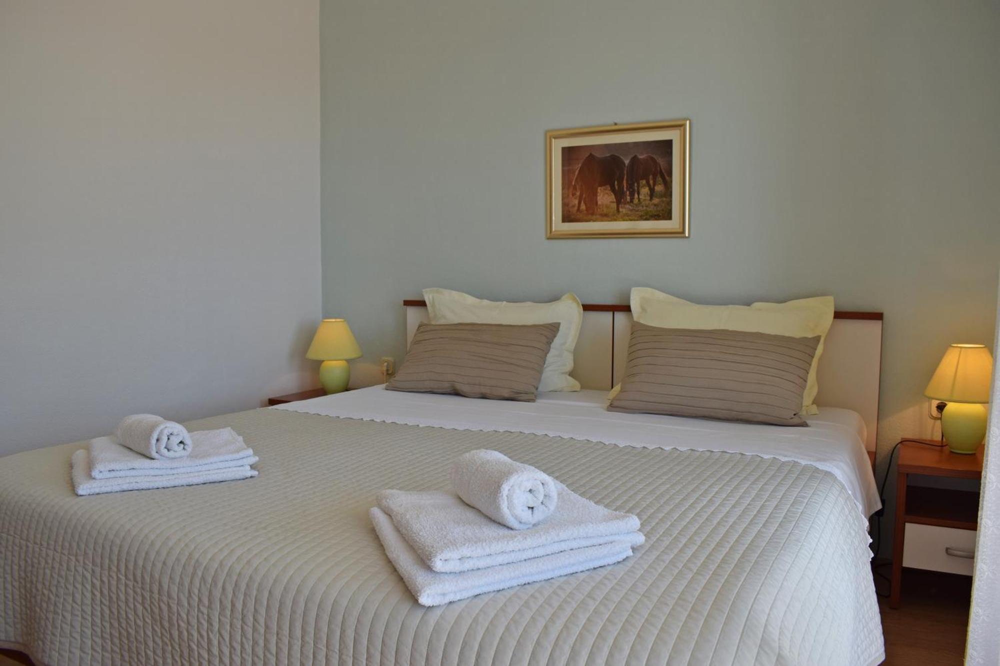 Lina Vrankovic Apartments Хвар Екстер'єр фото
